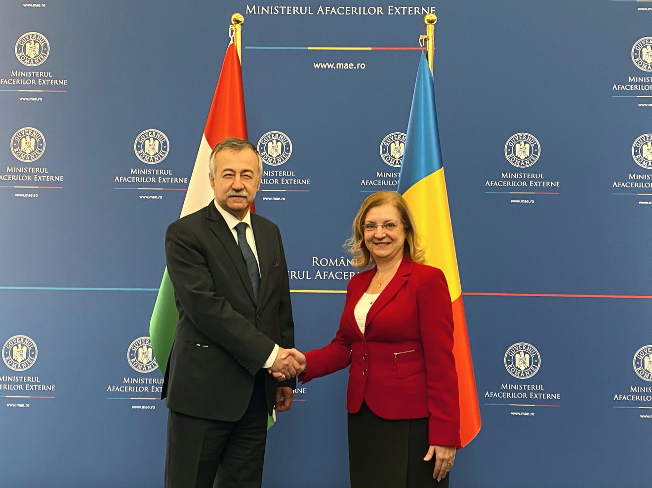 Közös fénykép Bukarestben. A vegyes bizottság társelnökei, Kalmár Ferenc és Daniela Gîtman 11 év szünet után kezdték újra az érdemi tárgyalásokat • Fotó: MAE/Román Külügyminisztérium