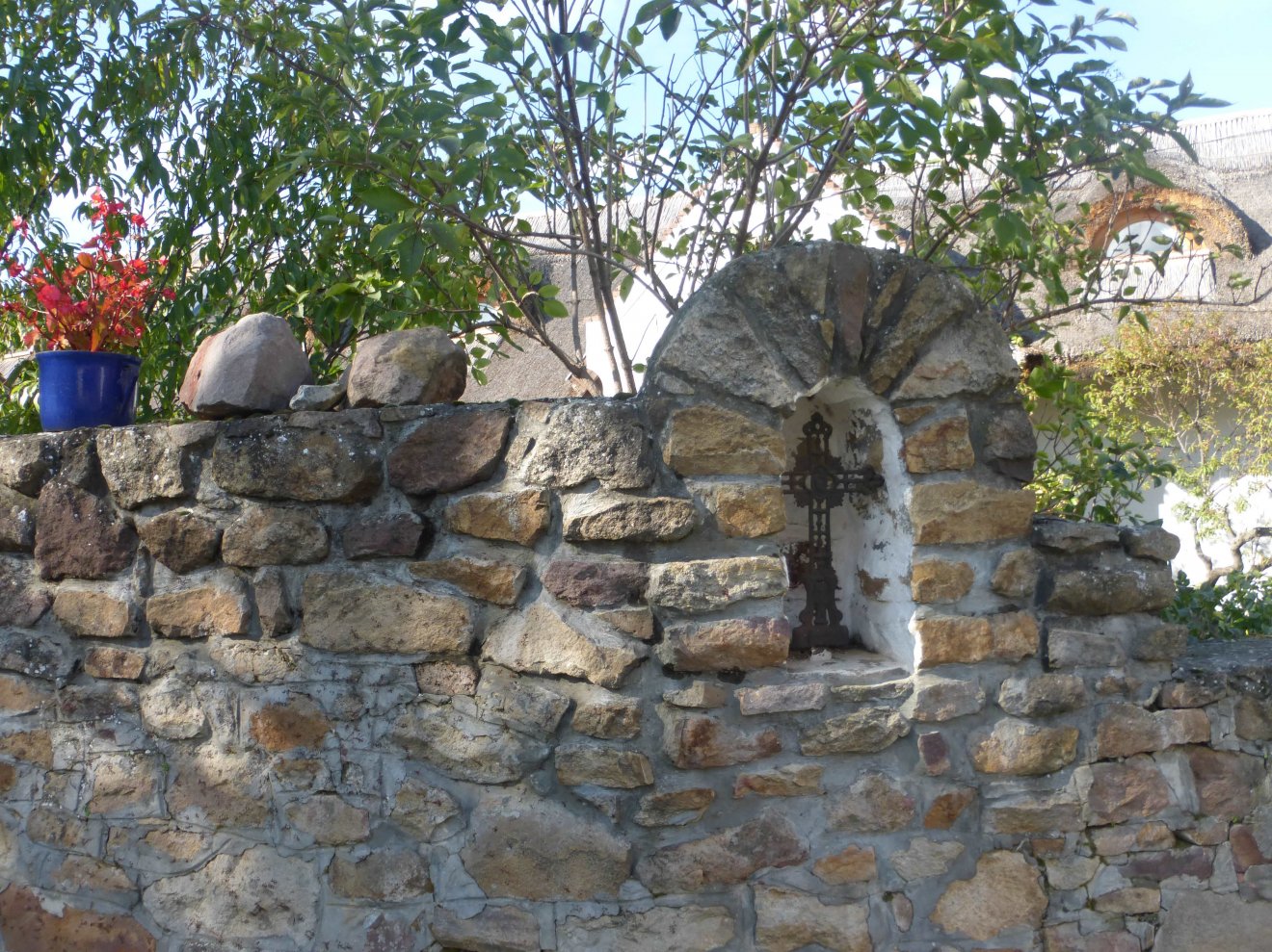 Csendélet kereszttel egy kőfalban •  Fotó: Csermák Judit