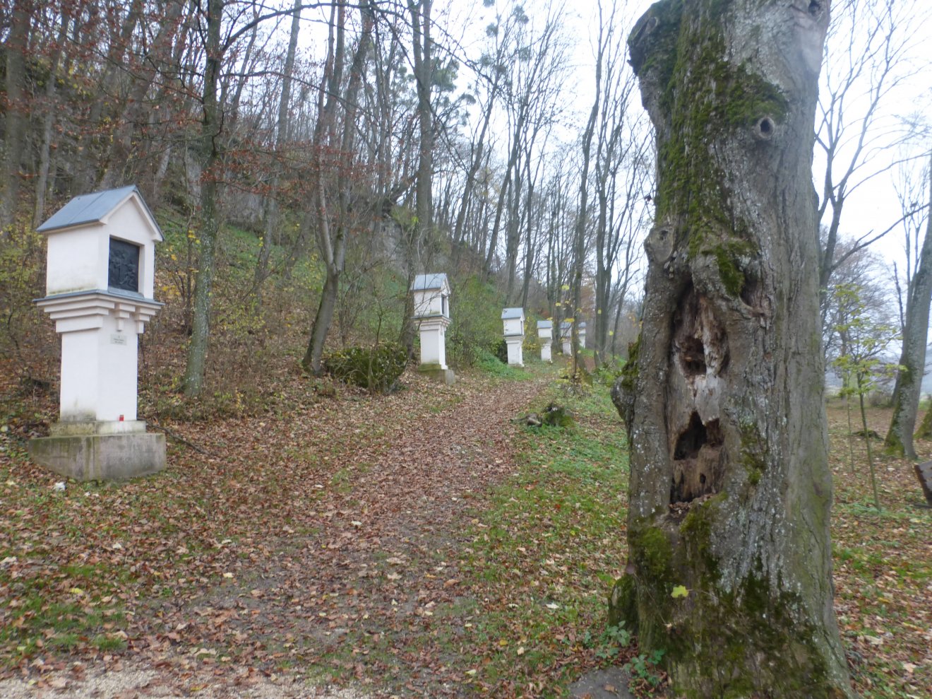A Borostyán-kő tetején lévő Kálváriához míves domborművekkeldíszített stációk mellett lehet feljutni •  Fotó: Csermák Judit