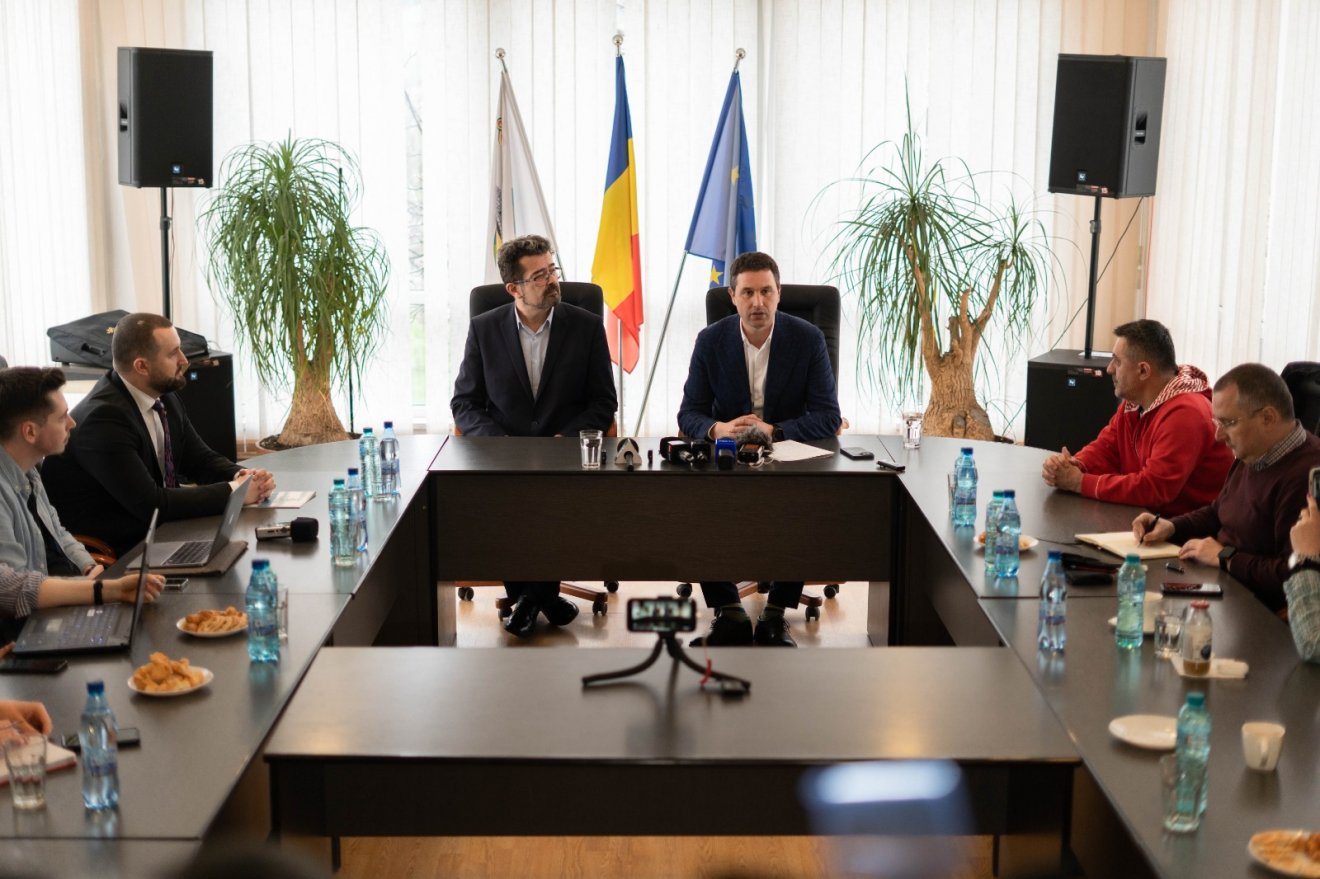 Tánczos Barna RMDSZ-es környezetvédelmi miniszter Kisbácsban Balázs János polgármesterrel tartott közös sajtóértekezletet •  Fotó: Facebook/Tánczos Barna