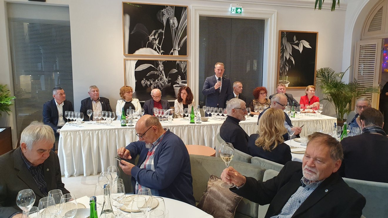 Koch Csaba, a Magyar Borakadémia elnöke köszönti a díjátadó ünnepség közönségét • Fotó: Borbély Zsolt Attila