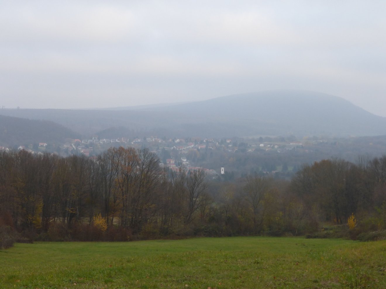 Felkiáltójel a ködös völgyben: a monostor temploma •  Fotó: Csermák Judit