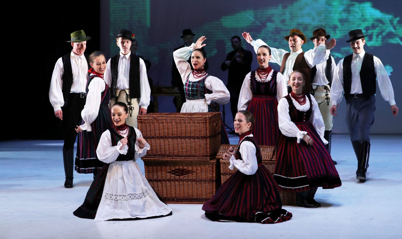 Részlet a Magyar Állami Népi Együttes Kolozsvári piactéren című produkciójából &bullet;  Fotó: Hagyományok Háza