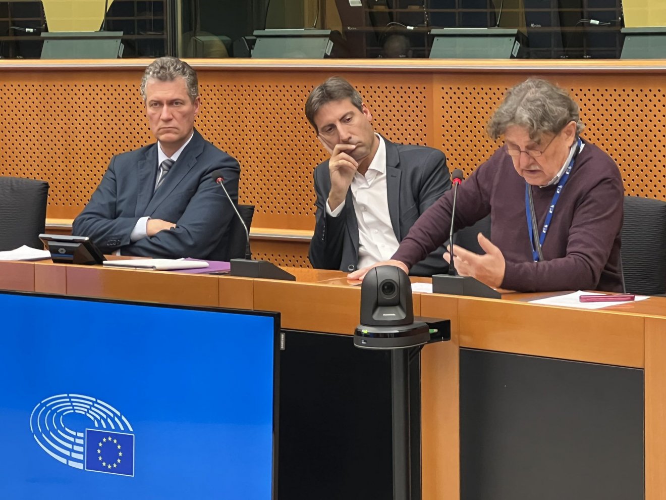 Krivánszky Miklós, a DÁLESZ elnöke (jobbról) szerint az állami szervek többrendbeli törvénysértést követtek el a magyarokkal szemben 