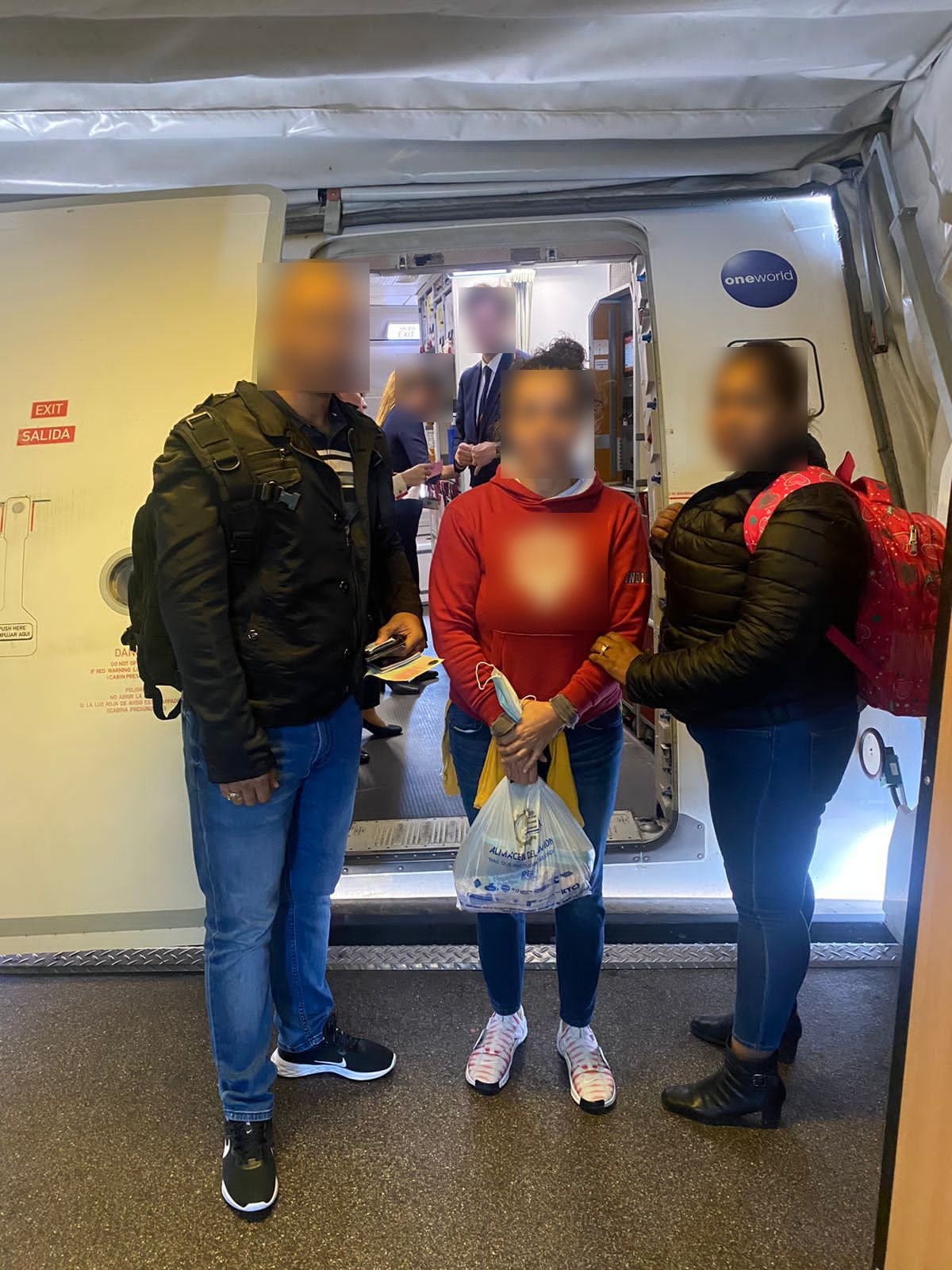 A Dominikai Köztársaságban elfogott D. Andreát magyar rendőrök hozták haza repülőn Budapestre •  Fotó: Police.hu
