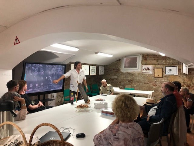 A kiállítás létrehozója, Hunyadi Attila előadást  tart a közönségnek 