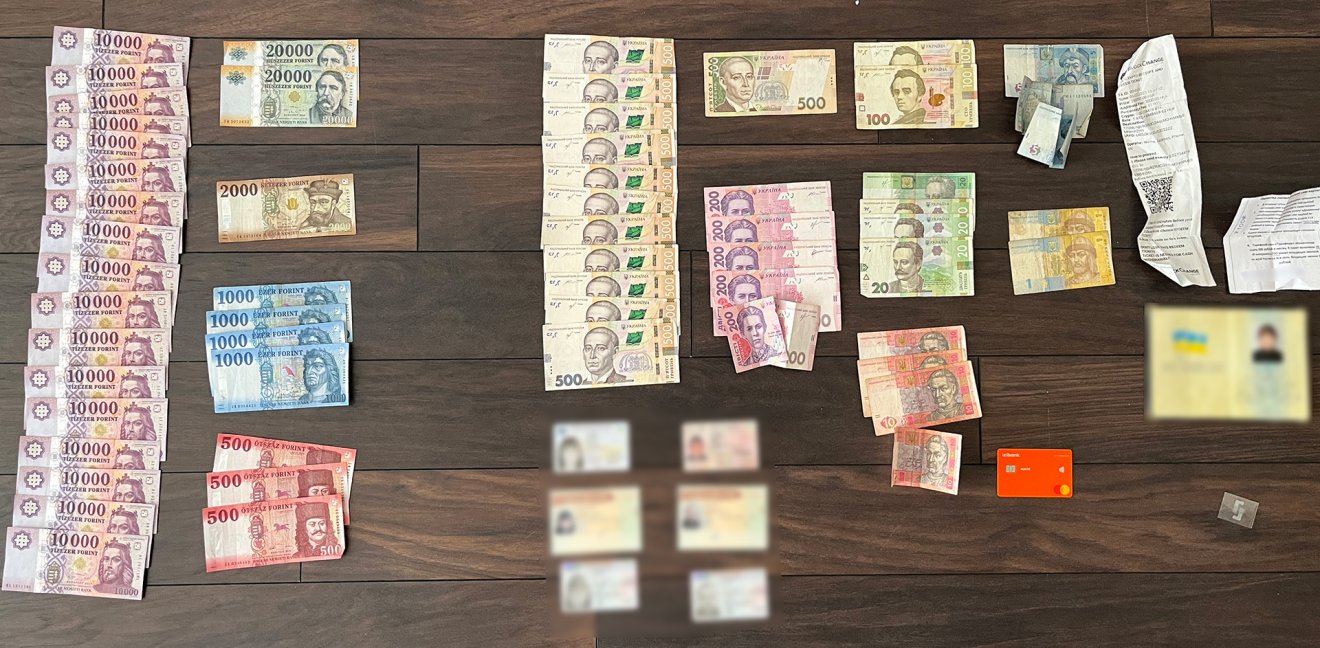 Elkobzott valuta. Hrivnyát, dán koronát, dollárt, forintot és kriptovalutát is gyűjtöttek •  Fotó: Police.hu