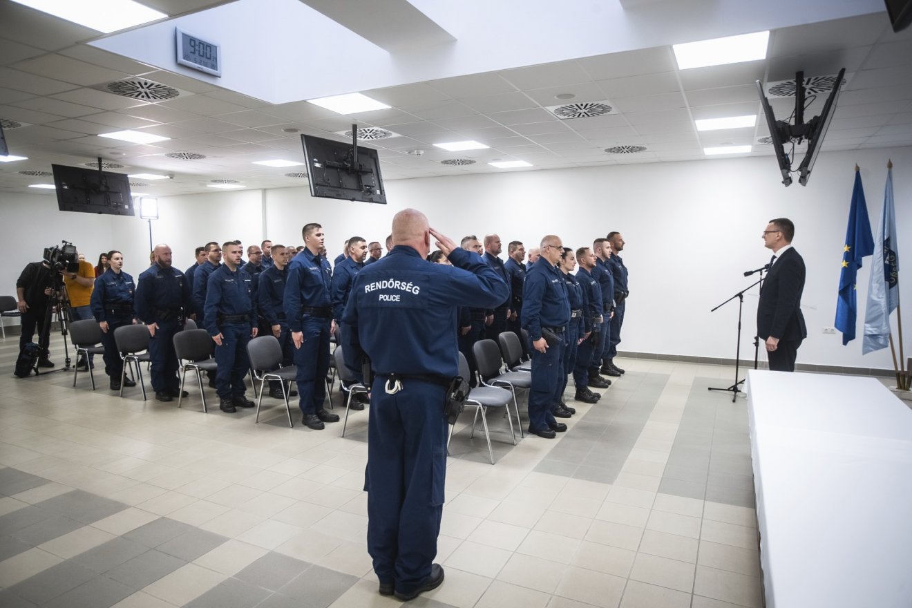 Az 5. magyar rendőri kontingens indul Szerbiába •  Fotó: Police.hu
