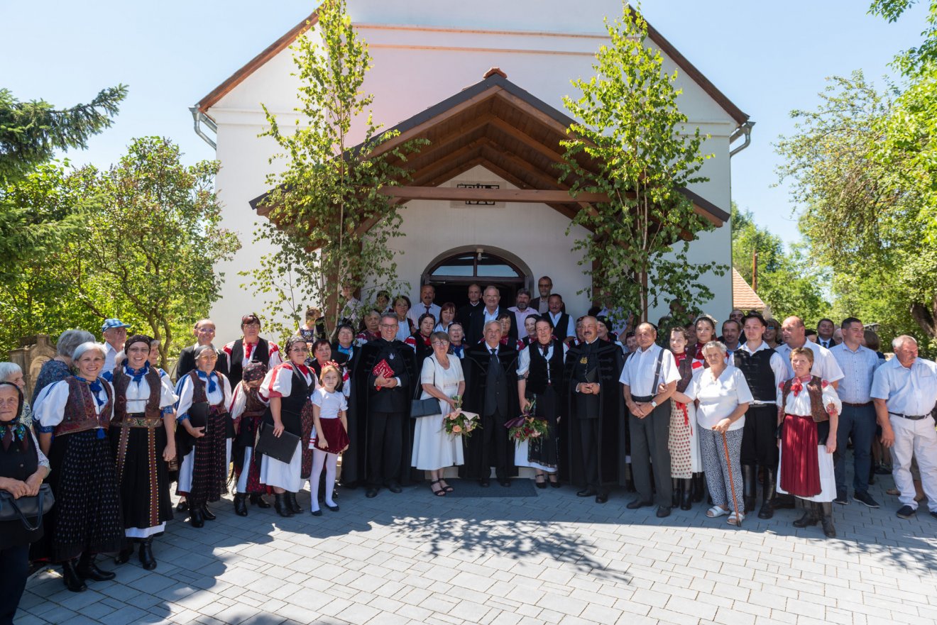 Csoportkép gyülekezeti tagokkal a felújított magyarfenesi református templom előtt •  Fotó: Kiss Gábor