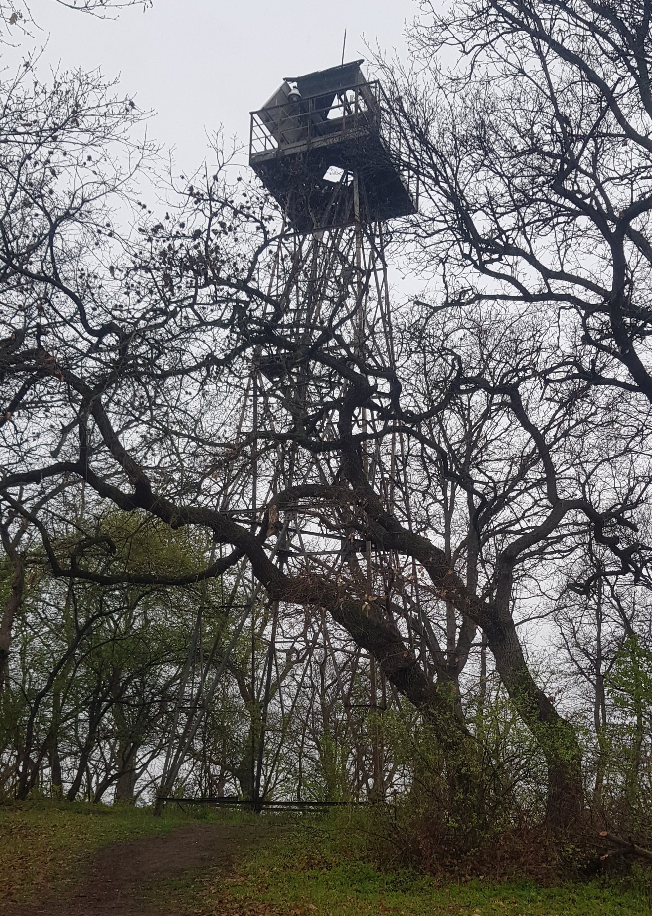 Az egykori őrtorony az emlékparkban •  Fotó: Makkay József