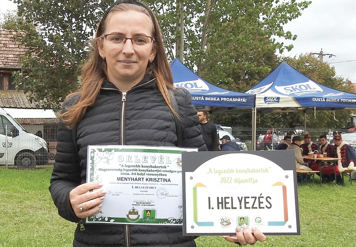 Menyhárt Krisztina nyerte el a legszebb Maros megyei kertért járó díjat •  Fotó: Makkay József