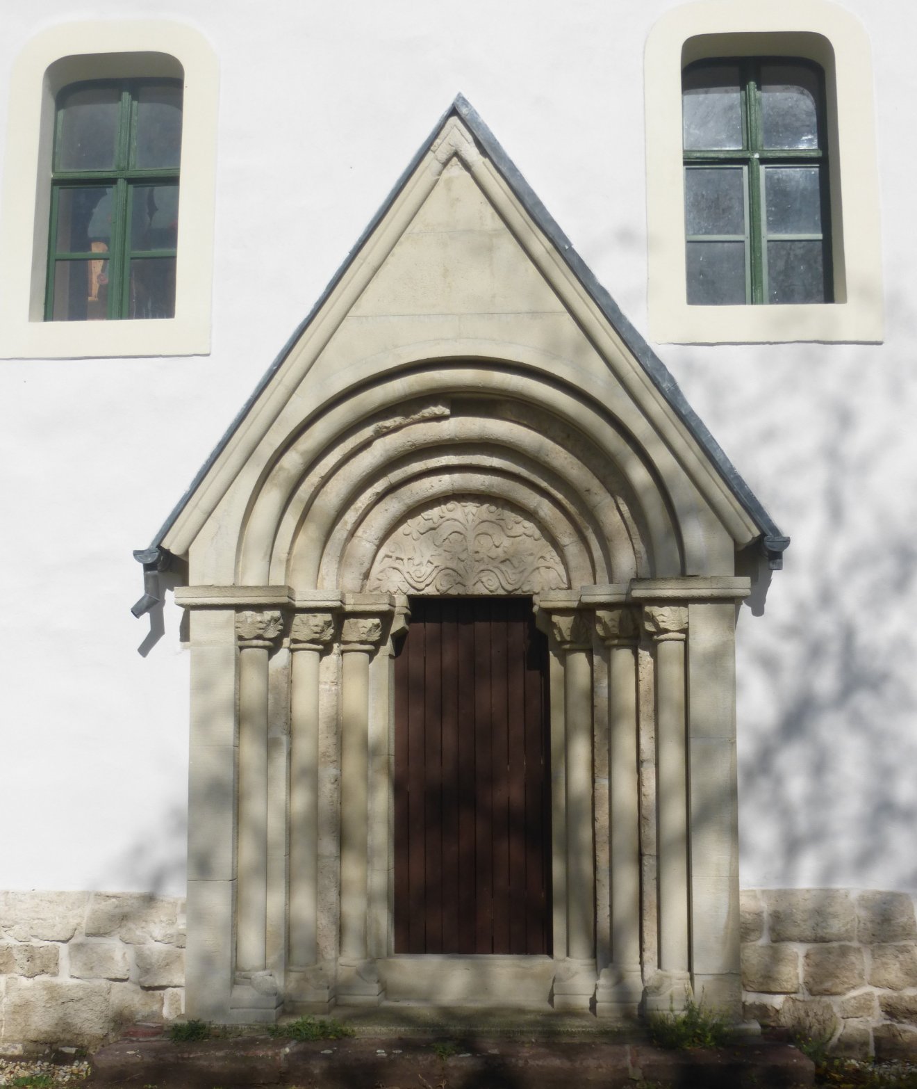 Monoszló ékessége Árpád-kori templomának szép bejárata •  Fotó: Csermák Judit