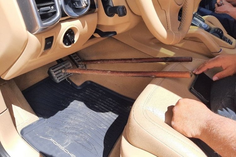 A botokkal irányított kocsi a rendőröket is megdöbbentette •  Fotó: Police.hu