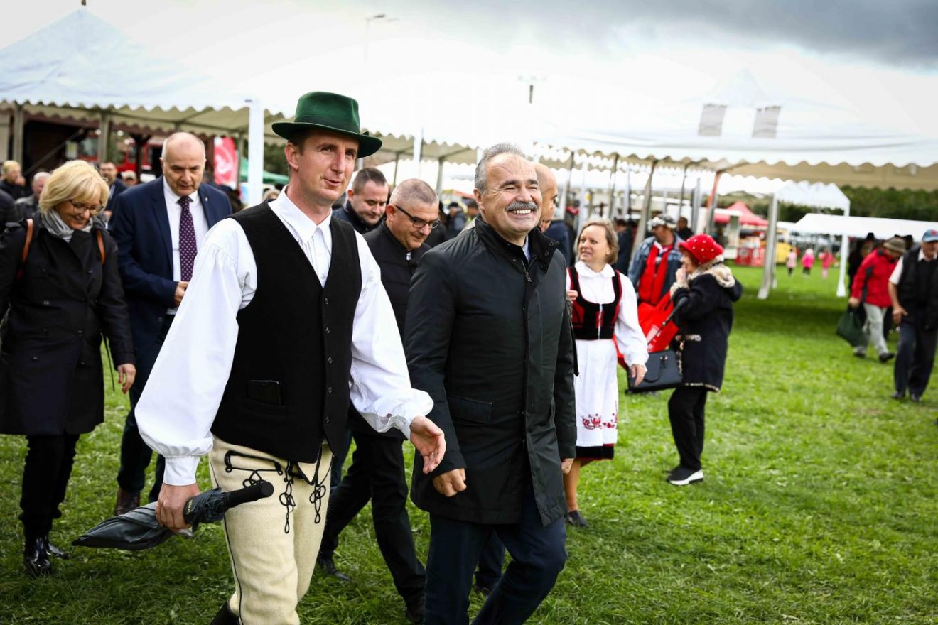 Nagy István mezőgazdasági miniszter meglátogatta a gazdák standjait is •  Fotó: Facebook/Nagy István