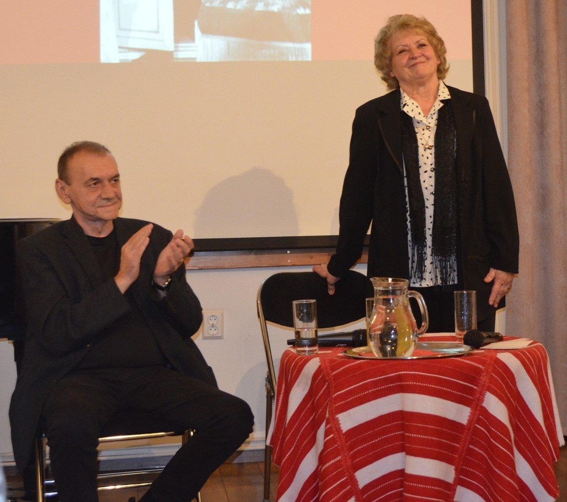 Az interjúkötet bemutatóján Albert Júlia színművésznő egy versműsorral is megörvendeztette a jelenlévőket •  Fotó: Horváth László