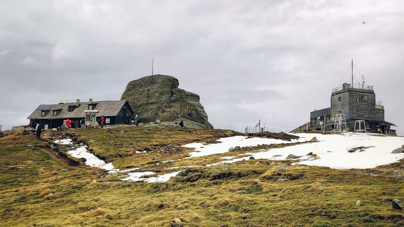 Az Omu-csúcs sziklája, az egykori osztrák-magyar–román határ köve •  Fotó: PeMelaguri.ro