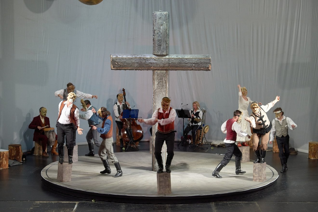 Zene, tánc, kiváló alakítások, remek színpadkép és kosztümök jellemezték a kolozsvári társulat előadását • Fotó: Bíró István