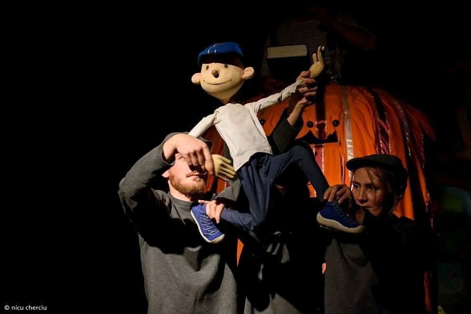 A bábelőadások komoly csapatmunkát kívánnak a társulat tagjaitól •  Fotó: Patka Ildikó magánarchívuma