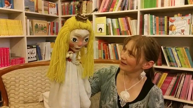 Patka Ildikó szerint a bábszínész lelkileg és fizikailag is azonosul a bábuval és a szereppel • Fotó: Patka Ildikó magánarchívuma