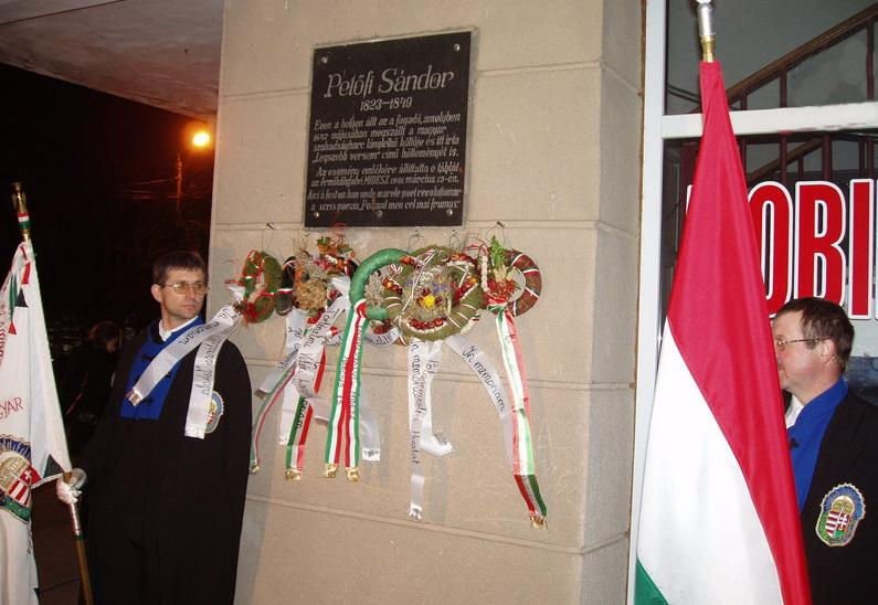 Az érmihályfalvi fogadó helyén állított tábla őrzi a költő emlékét • Fotó: Sütő Éva