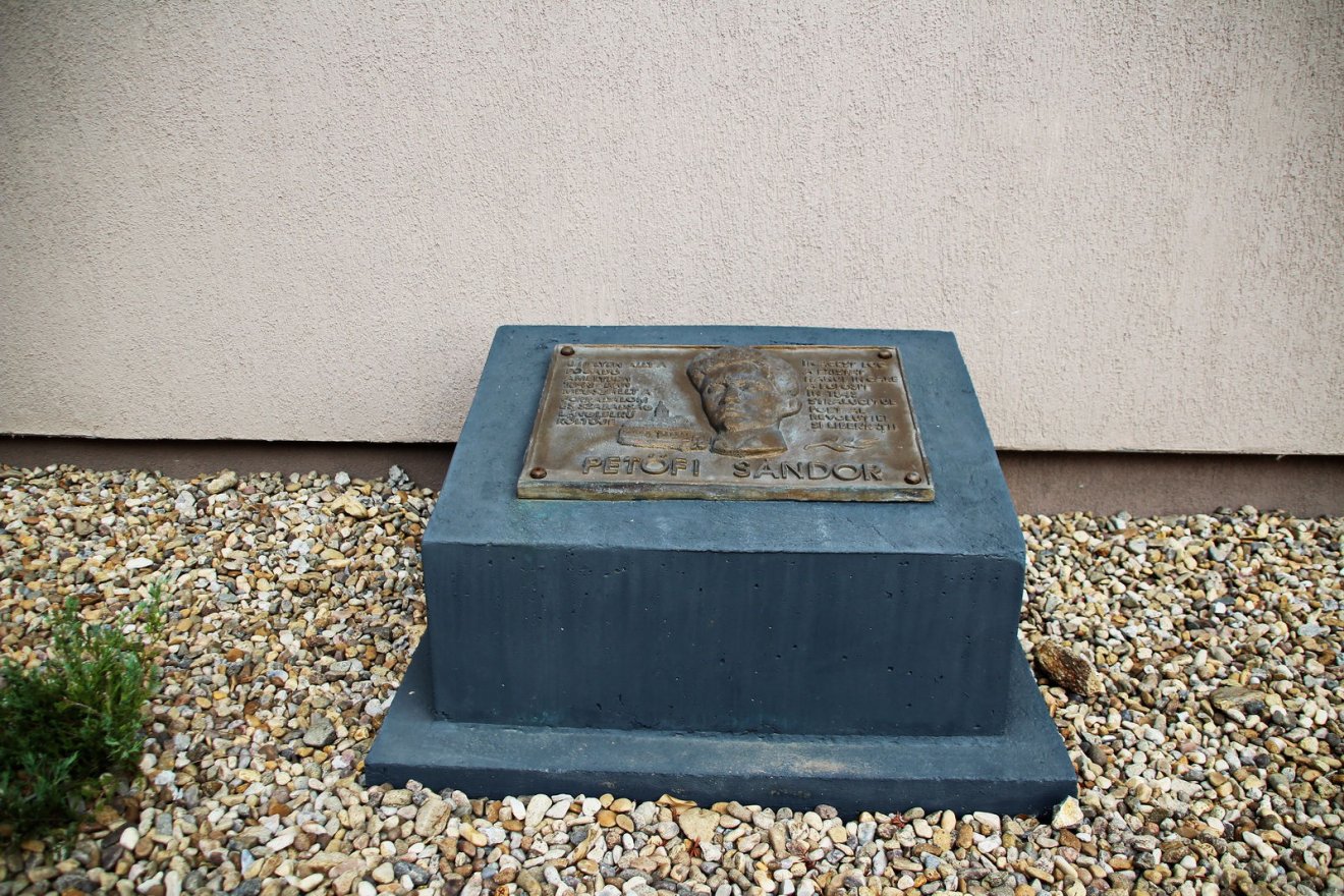 A székelyhídi Szabó Ódzsa városi színháznál elhelyezett emléktábla •  Fotó: Sütő Éva