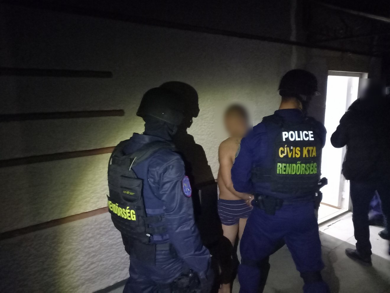 Etyeki otthonában tartóztattak le a magyar rendőrök egy embercsempész bűnszövetkezetet koordináló bűnözőt •  Fotó: Police.hu