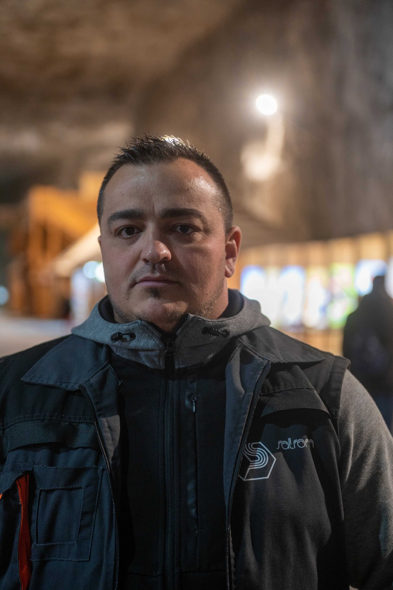 Szabadi Tibor idegenvezető.  Évente mintegy félmillió vendéget fogadnak •  Fotó: Kiss Gábor