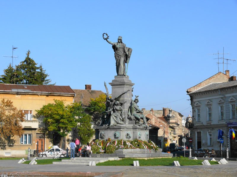 Aradi Szabadság-szobor. A várost egykor benépesítő magyarság napjainkra drasztikusan megfogyatkozott 