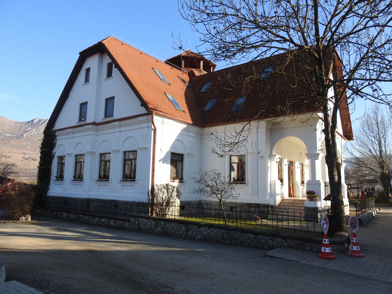 A Székelykő kúria a Székelykő lábánál •  Fotó: Kisréti Zsombor