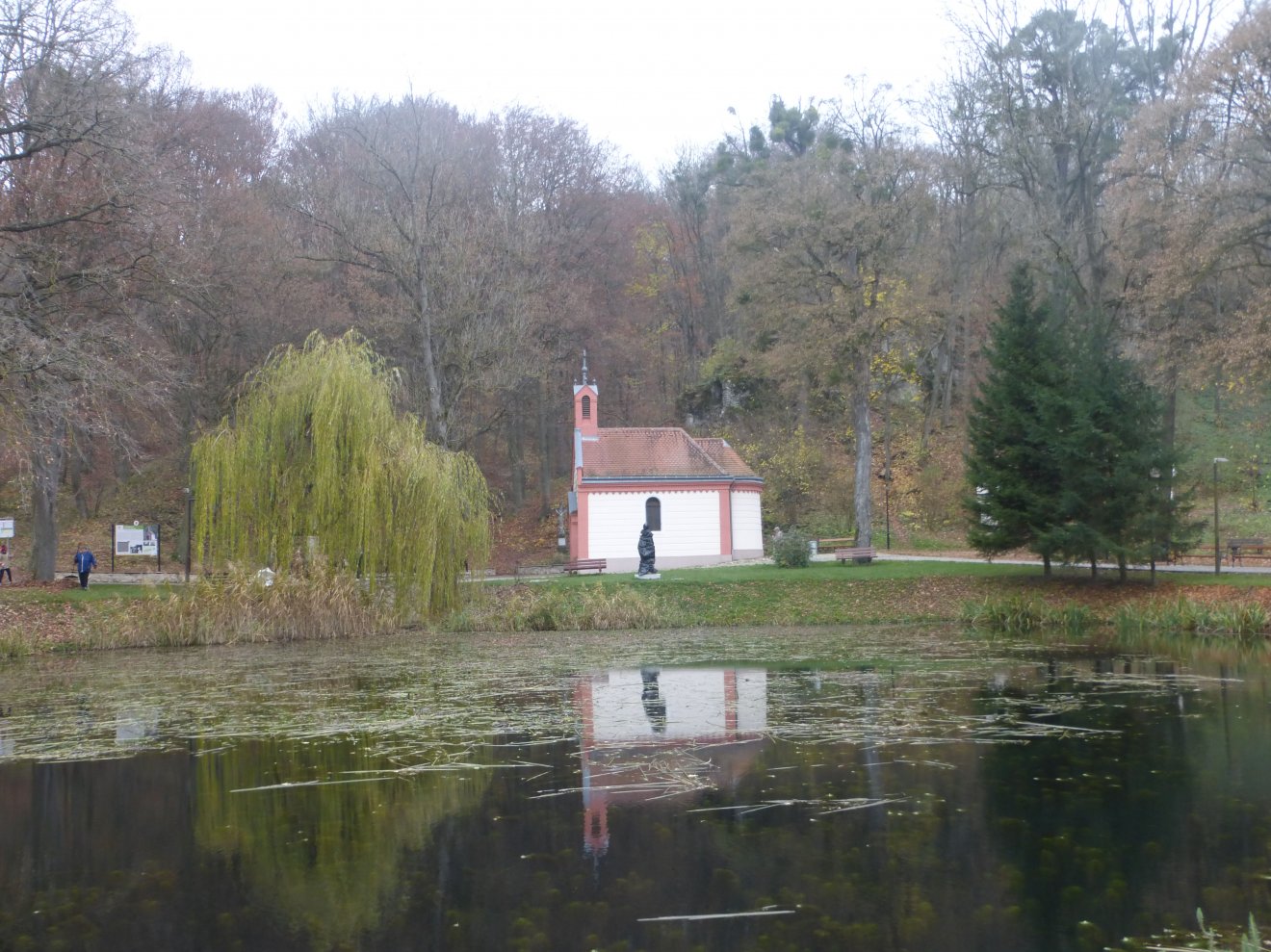 A Szent-kút kápolna festői környezetben •  Fotó: Csermák Judit
