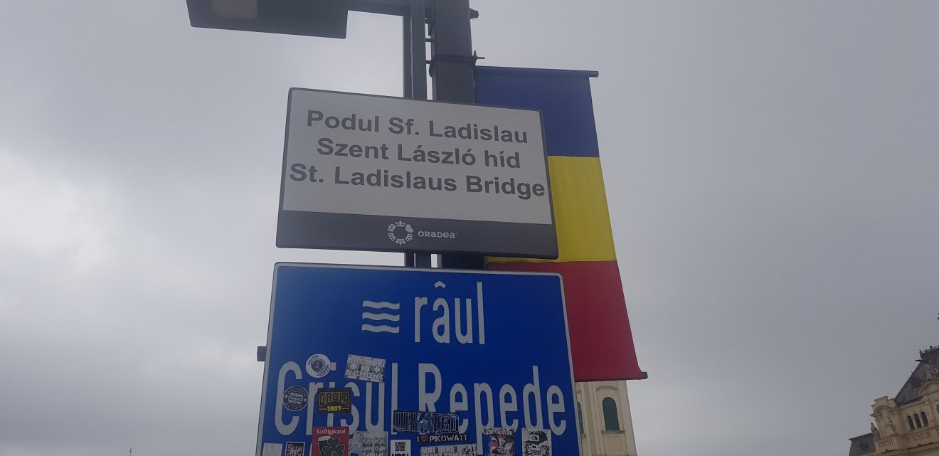 A Szent László-híd háromnyelvű felirata •  Fotó: Makkay József