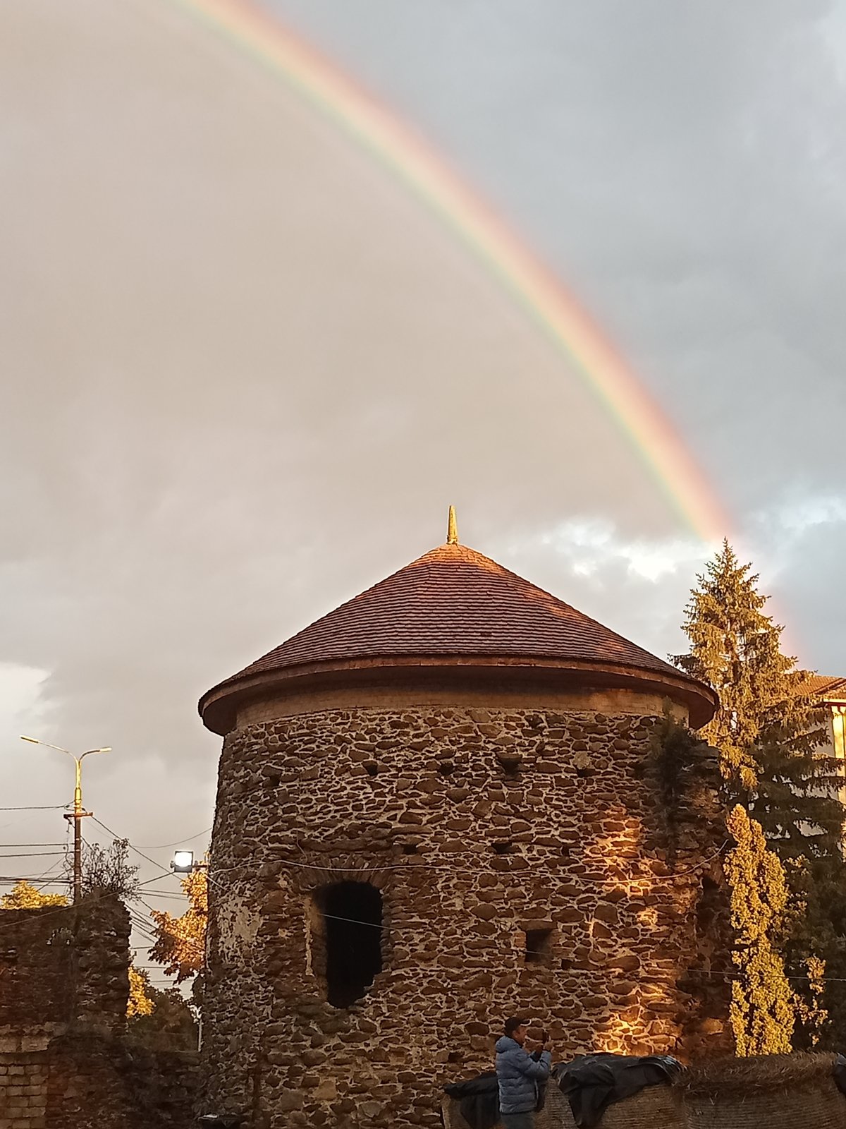 Szivárvány a várrom fölött. A természet is együtt ünnepelt a szilágysomlyóiakkal •  Fotó: Nánó Csaba