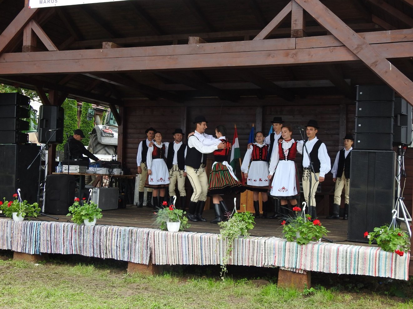 Néptánc a színpadon.  A gazdanapot kulturális műsorok színesítették •  Fotó: Makkay József