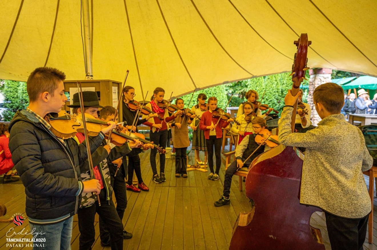A hagyományos székelyudvarhelyi Erdélyi Táncháztalálkozó • Fotó: Hagyományok Háza