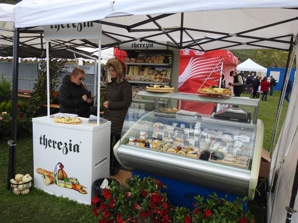 A Therézia sajtgyár standja. A mezőpaniti tejfeldolgozó vállalat a Mezőség leghíresebb élelmiszeripari cége •  Fotó: Makkay József
