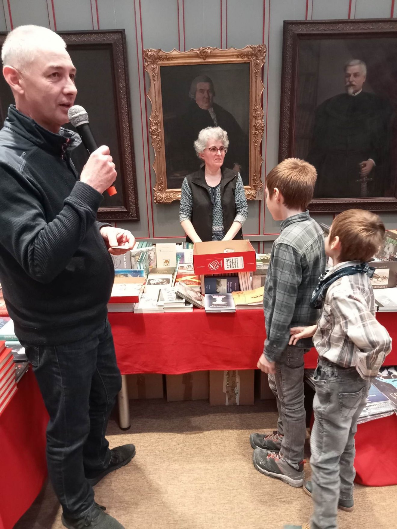 Nagy Péter főszervező kisorsolja a tombolanyereményeket •  Fotó: Nánó Csaba