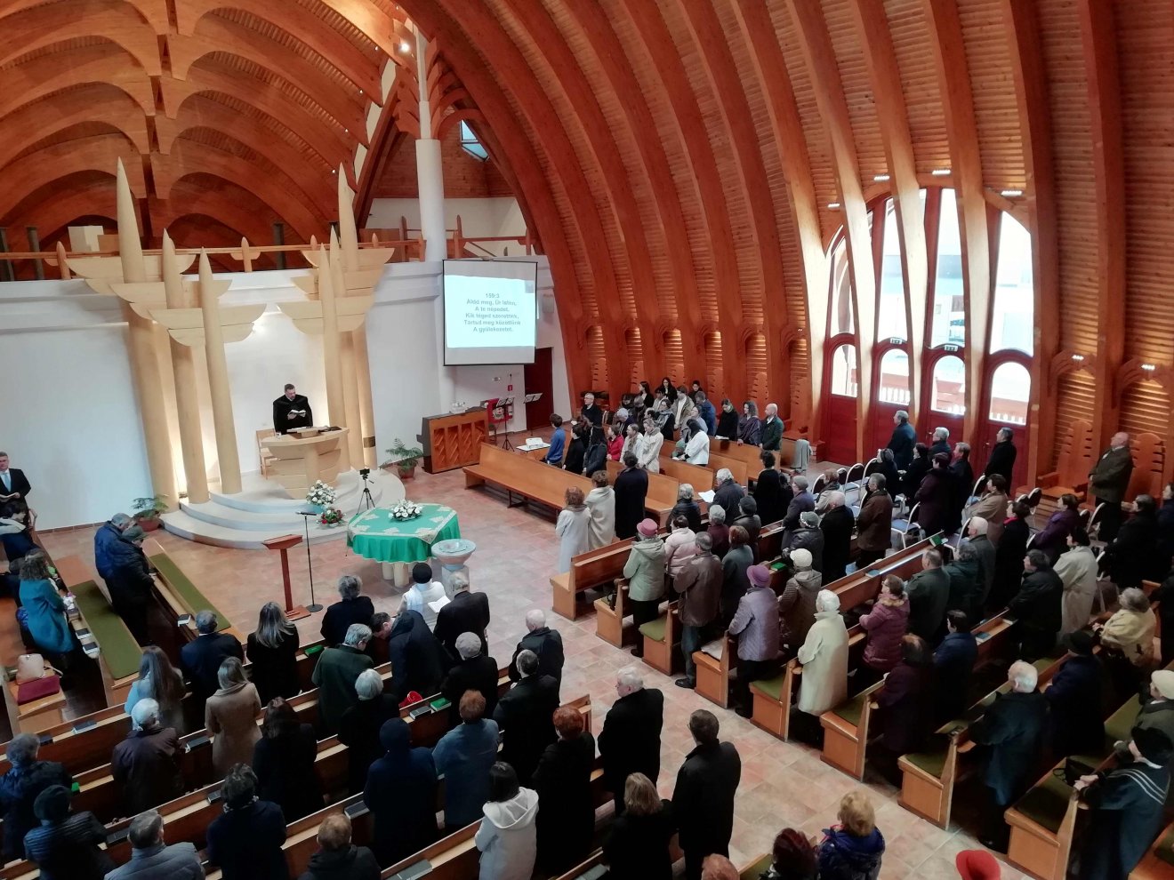 Igehirdetés a kolozsvári törökvágási református gyülekezet Makovecz Imre által tervezett templomában •  Fotó: Somogyi Botond