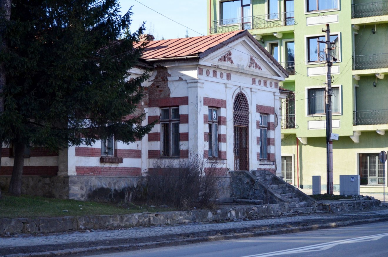 A határállomás épülete ma: a határkövekhez hasonlóan ezt nem tüntették el •  Fotó: Szucher Ervin