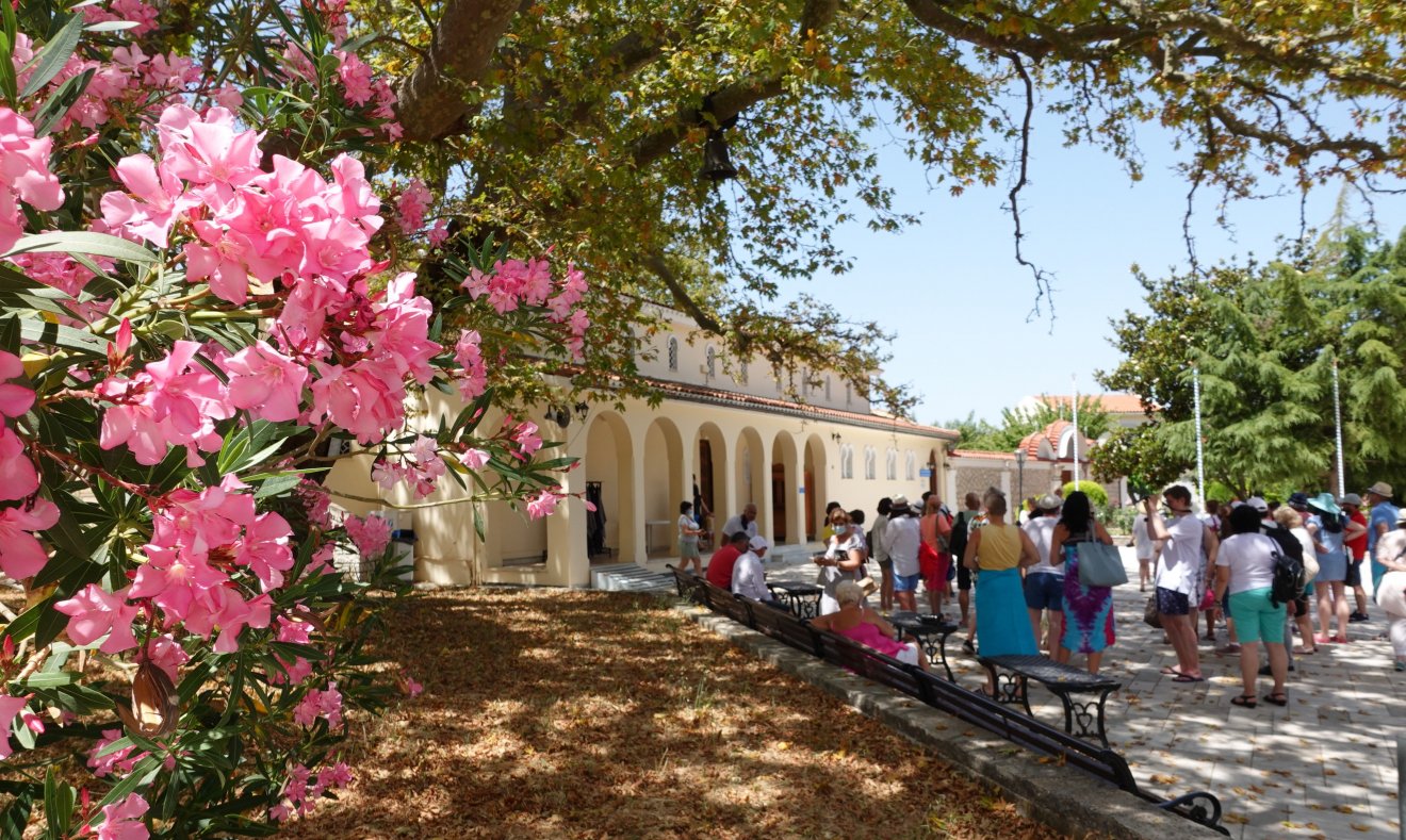 Turisták özöne a Szent Geraszimosz kolostoránál. A szigeteken népszerűek a keresztény emlékeket őrző épületek •  Fotó: Csermák Judit