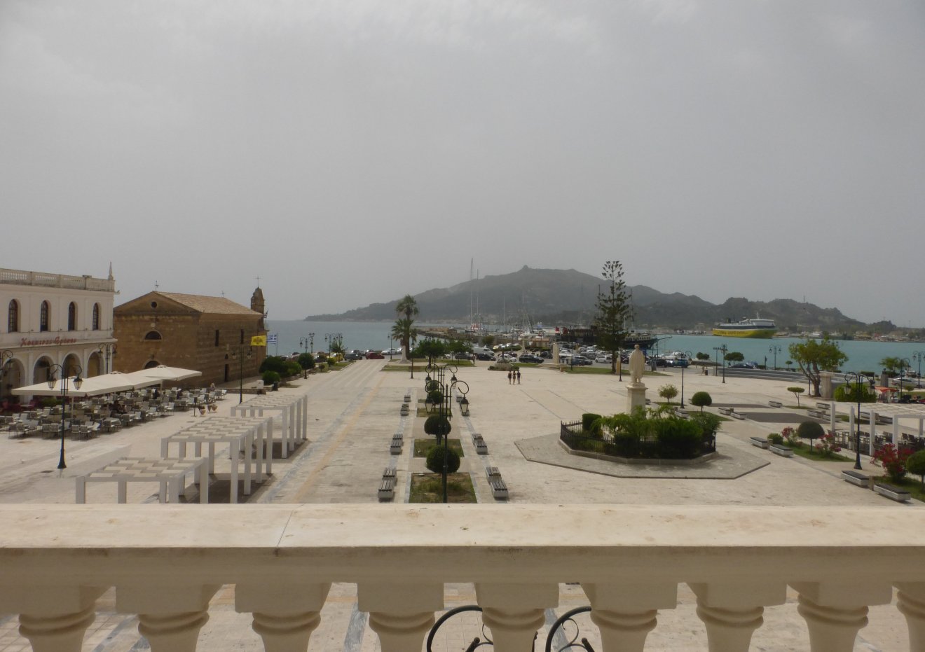 Jellegzetes görögországi látkép a szigetekről. A Szolomosz tér gyönyörű kilátást nyújt a tengeröbölre •  Fotó: Csermák Judit