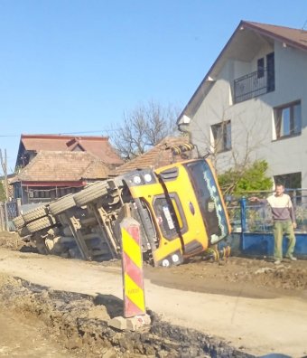 Felborult teherautó akadályozza a forgalmat a szilágysági Beréden