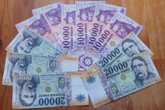 Erősödő forint és csökkenő infláció elé néz a magyar gazdaság