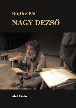 Böjte Pál régi kritikák, újságcikkek, pályatársak vagy egykori kollégák, lánya visszaemlékezéseinek segítségével járja körül Nagy Dezső színészi pályáját, sorsát 