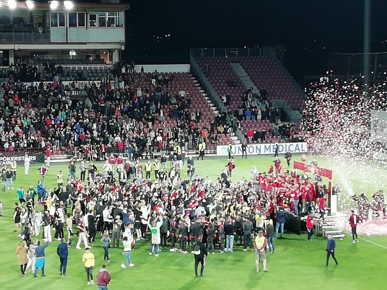 Felhőtlen öröm a fellegvári stadionban. Zsinórban ötödször hódította el a bajnoki címet a kolozsvári vasutas csapat •  Fotó: Somogyi Botond