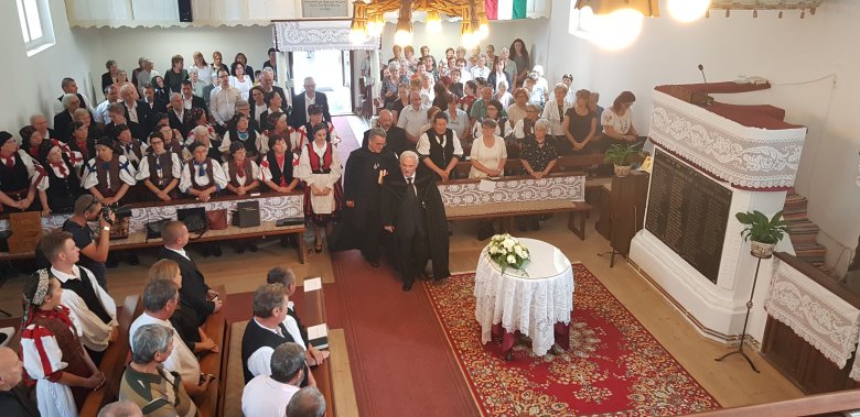 Az ünneplő magyarfenesi gyülekezetbe érkező Kató Béla, az Erdélyi Református Egyházkerület püspöke •  Fotó: Makkay József
