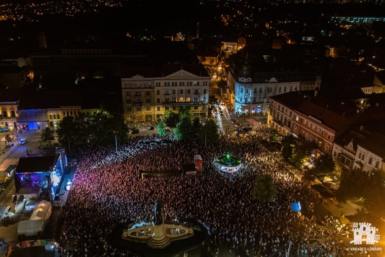 Republic-koncert. Kolozsvár Főterén szerda este több tízezres tömeg bulizott •  Fotó: Kincses Kolozsvár Egyesület