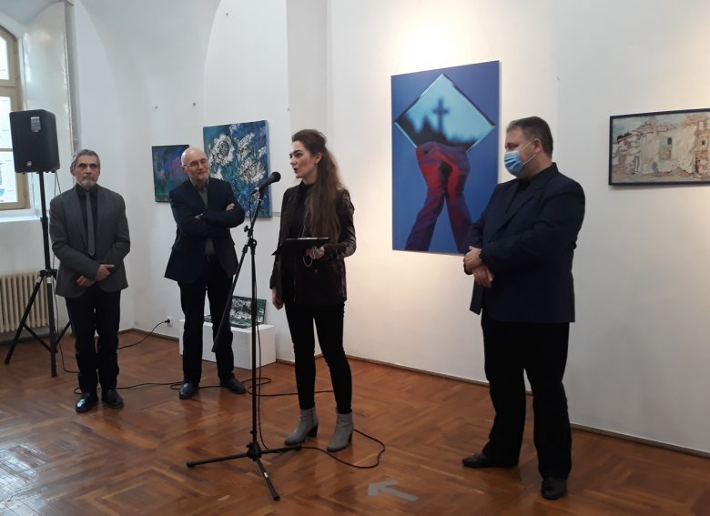 A Barabás Miklós Céh éves kiállításának megnyitója: az alkotásokat Portik Blénessy Ágota kurátor méltatja •  Fotó: Nánó Csaba