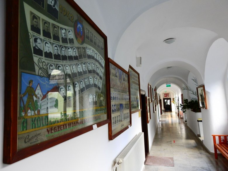 Kollégiumi folyosó az elmúlt évtizedek végzőseinek tablóival •  Fotó: Makkay József