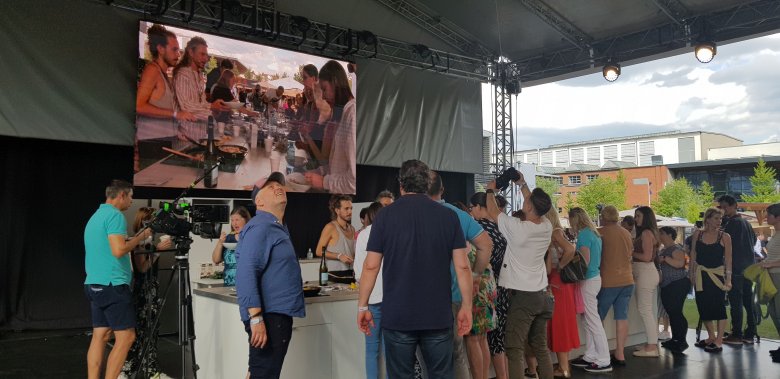 Örömfőzés kamerák előtt a budapesti gasztronómiai rendezvényen. A sztárok ételeit a Gourmet Fesztivál közönsége is megkóstolhatta •  Fotó: Makkay József