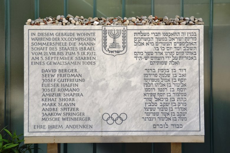 Az egykori müncheni olimpiai faluban elhelyezett emléktábla örök mementója a tragikusan elhunyt sportolóknak •  Fotó: Wikipédia